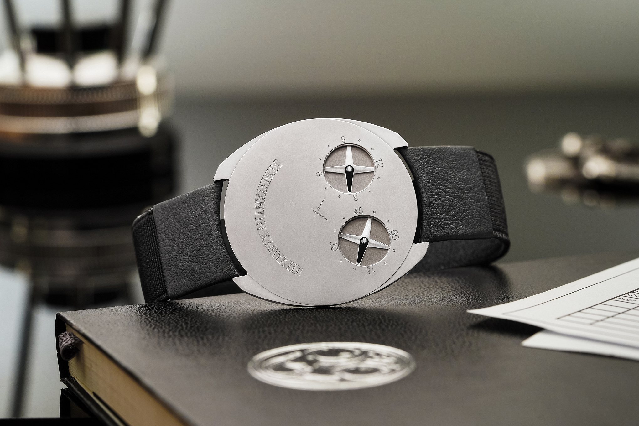 Le prototype ThinKing de Konstantin Chaykin posé sur un carnet